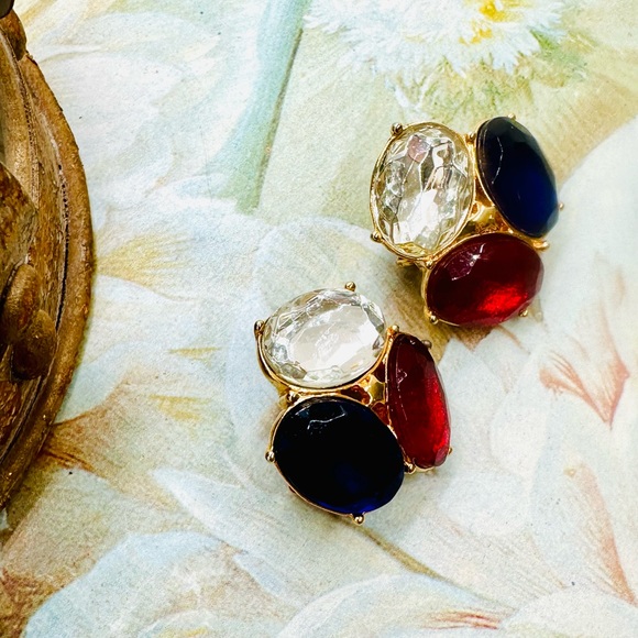 Vintage TRIFARI Clip Crystal Earrings - Picture 7 of 8